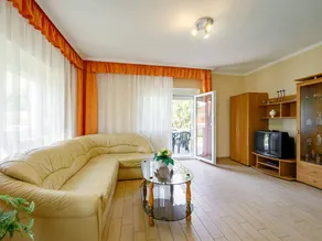 Holiday apartment with pool, terrace & garden - Image 4