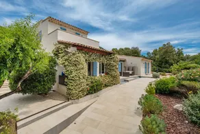 Agréable maison d'hôtes avec piscine, jardin et terrasse | Vue jardin - Image 4