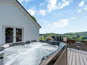 Children-friendly beautiful cottage with BBQ, hot tub & garden | River view - Image 2