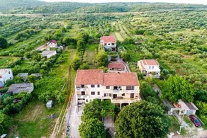 Prostrani apartman za veću obitelj/dvije obitelji s balkonom i dvorištem te pogledom na zaljev - Image 2
