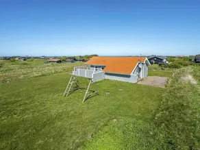 Holiday home with terrace - Image 3