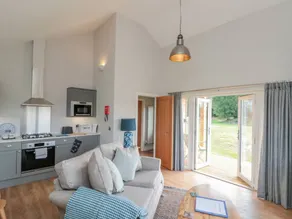 Cottage with garden & jacuzzi - Image 4