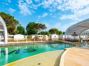 Mobile home with terrace & heated pool - Image 2