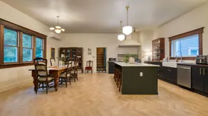 The Nightingale by Avantstay Historic Catskills Retreat Lake Views + Near Hudson Sleeps 18 - Image 4