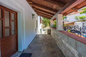 Villa con terrazza, piscina privata e giardino - Image 2