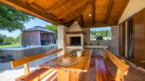 Holiday apartment with barbeque, garden & private pool | Garden view - Image 4