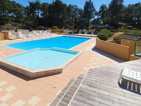Chalet with heated pool & terrace - Image 3