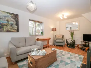 Cottage with garden & hot tub - Image 5