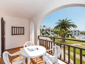 Appart'hôtel avec terrasse, piscine et jardin | Vue jardin - Image 4