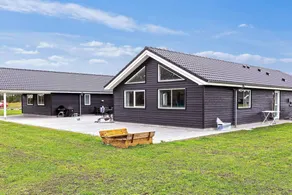 Holiday home with pool, terrace & sauna - Image 2