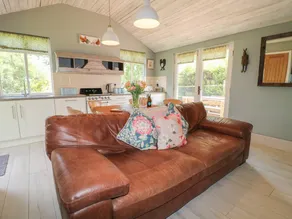 Family-oriented cottage with hot tub, garden & barbeque | Pet-friendly - Image 4