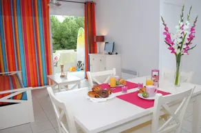Charmant appartement en copropriété adapté aux familles avec terrasse, piscine et sauna | Vue golf - Image 4