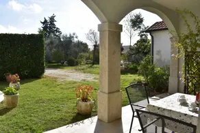 Apartment with garden & terrace - Image 4