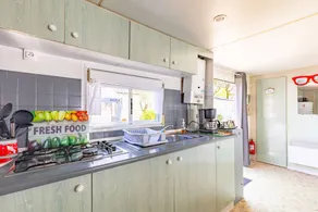 Mobile home with barbeque, pool & terrace | Garden view | Beach nearby - Image 5