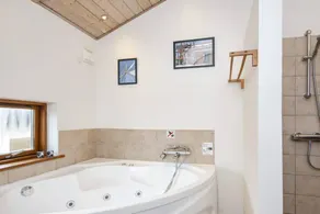 Fully equipped holiday home with hot tub, sauna & terrace | Water view | Pets allowed - Image 5