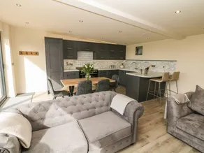 Cottage with garden & jacuzzi - Image 3