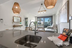 Appartement avec jardin, terrasse et piscine - Image 4