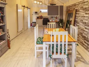 Cottage with garden, barbeque & hot tub - Image 5