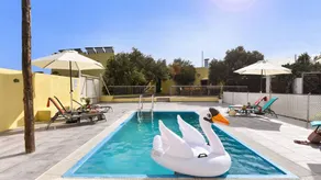 Flat with garden, terrace & pool - Image 4