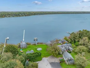 Charming Waterfront Escape Along the Cove - Image 2