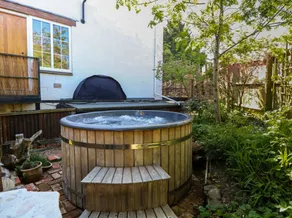 Family-oriented beautiful cottage with garden & hot tub | Pet-friendly - Image 3