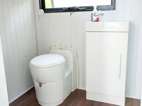 Lovely Tiny House with Beautiful Landscape Views in Samford Valley, Queensland - Image 5