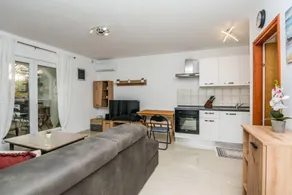 Apartment with terrace - Image 4