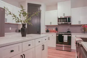 Loft, New Luxurious Large 3BR, Sleeps 9 + Parking - Image 3