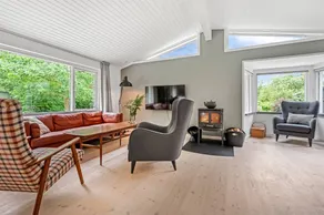 Child-friendly house with BBQ, terrace & hot tub - Image 2