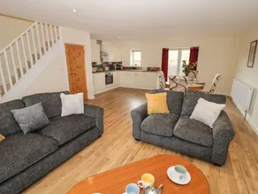 Children-friendly lovely cottage with garden - Image 4