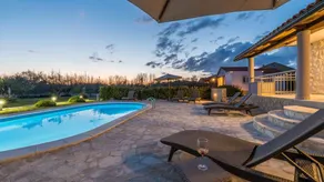 House with terrace, garden & pool - Image 3