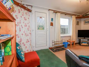 Family-oriented cottage with garden - Image 5