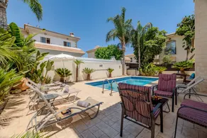 Villa with barbecue, terrace & garden - Image 4