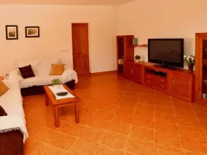 Holiday apartment with garden & BBQ - Image 4