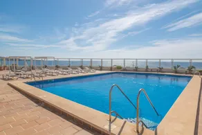 Flat with terrace & pool - Image 2