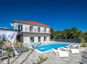 Villa mit Grill, privatem Pool und Terrasse - Image 2
