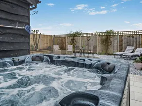Cottage with hot tub, BBQ & garden - Image 3