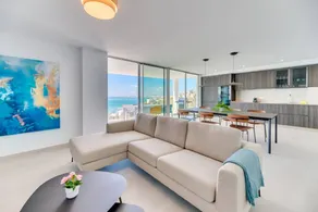 Voll ausgestattetes großzügiges Apartment mit Terrasse, Pool und Grill | Stadtblick | Neben dem Strand | Perfekt für die Arbeit von Zuhause - Image 3
