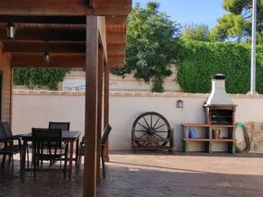 House with fast internet, garden & pool | City view - Image 4