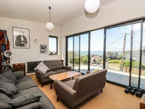 Family-oriented beautiful cottage with hot tub, barbecue & garden | Beach view | Dogs allowed - Image 2
