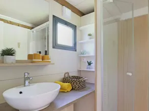 Chalet with terrace & heated pool - Image 5