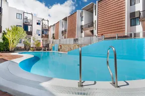 Apartamento con terraza, jardín y piscina privada | Vistas a la montaña - Image 3