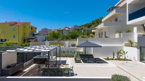 Villa with barbecue, garden & fast internet | City view - Image 3