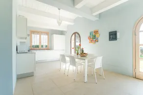 Villa with terrace, garden & pool - Image 4