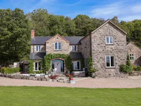 Family-oriented cottage with jacuzzi & garden | Pet-friendly - Image 2