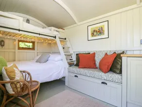 Family-friendly cottage with garden & pool - Image 5
