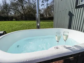 Cottage avec jacuzzi, barbecue et jardin - Image 3
