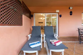 Appartement avec jardin, piscine et terrasse | Vue jardin - Image 4