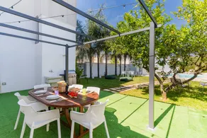 Villa mit Garten, Terrasse und Pool | Gartenblick - Image 2