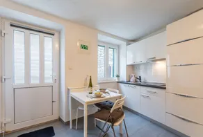Apartment with garden - Image 4